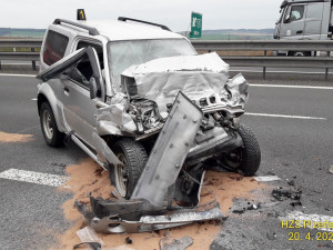 Řidička na D5 nedobrzdila v koloně před jinou nehodou a narazila do kamionu. Zranila se motoristka a dítě