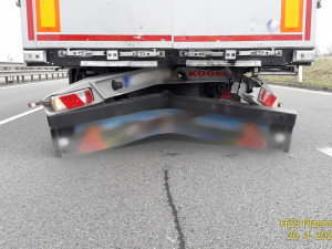 Řidička na D5 nedobrzdila v koloně před jinou nehodou a narazila do kamionu. Zranila se motoristka a dítě