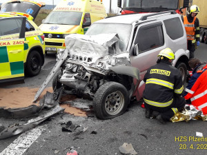 Řidička na D5 nedobrzdila v koloně před jinou nehodou a narazila do kamionu. Zranila se motoristka a dítě