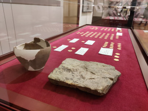 Mince byly v drobné nádobě přikryté kamenem