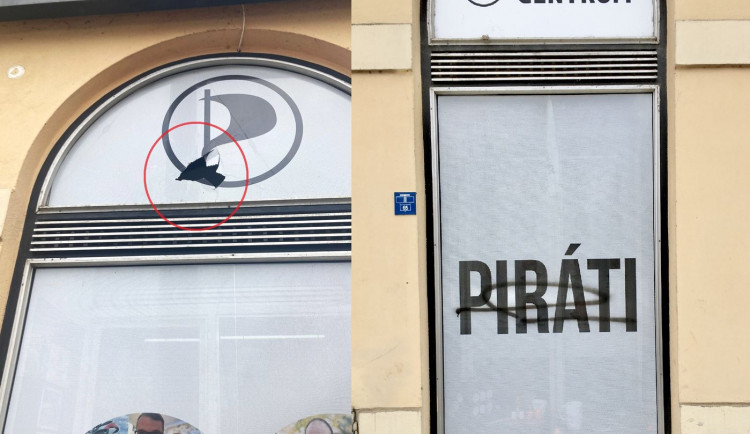 Neznámý vandal v noci zaútočil na sídlo Pirátů kamenem a sprejem