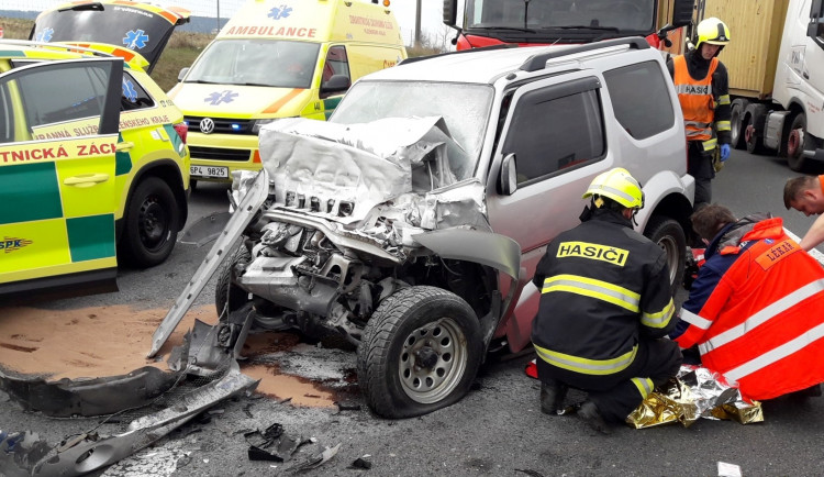 Řidička na D5 nedobrzdila v koloně před jinou nehodou a narazila do kamionu. Zranila se motoristka a dítě
