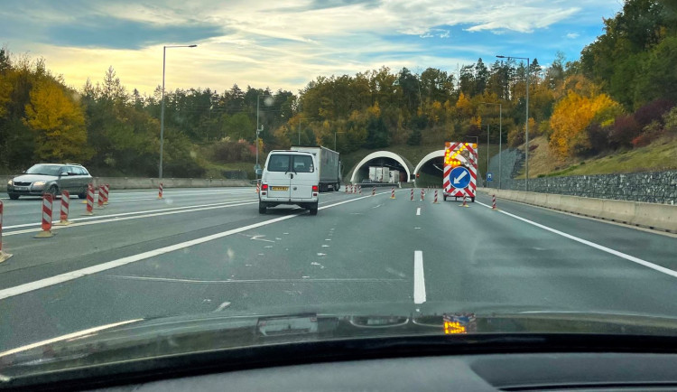 Provoz na dálnici D5 v tunelu Valík bude příští týden omezen