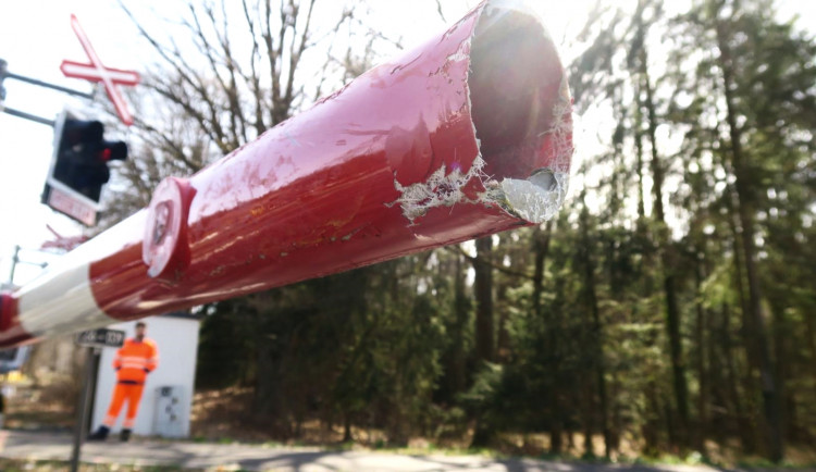 Neznámý řidič na železničním přejezdu prorazil stažené závory, poškodil je a ujel. Pátrá po něm policie