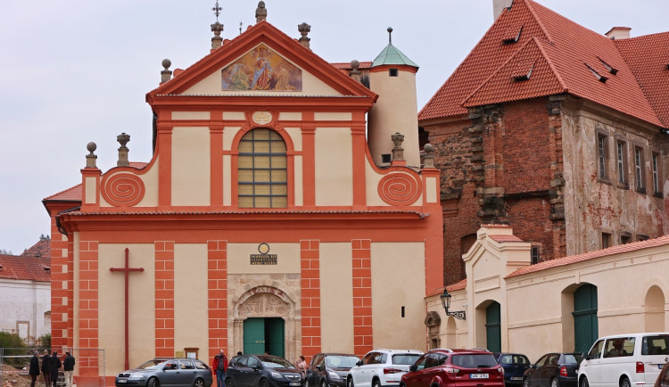 Kostel s unikátním románským portálem v Plasích je po rekonstrukci opět přístupný, otevření zpozdil covid