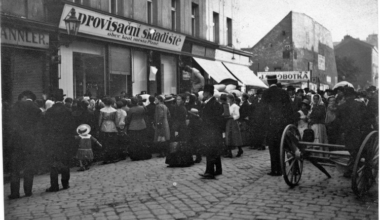 Fronta před aprovizačním skladištěm v Plzni, foto: Nakladatelství Starý Most