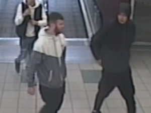 Policie pátrá po totožnosti osob ze snímků z bezpečnostní kamery v souvislosti s trestnou činností