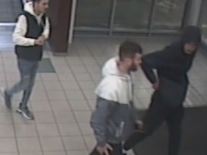 Policie pátrá po totožnosti osob ze snímků z bezpečnostní kamery v souvislosti s trestnou činností