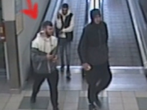 Policie pátrá po totožnosti osob ze snímků z bezpečnostní kamery v souvislosti s trestnou činností