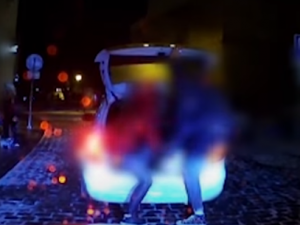 VIDEO: Taxikář nechal nastoupit trojici přebývajících pasažérů do kufru u svého auta a společně odjeli