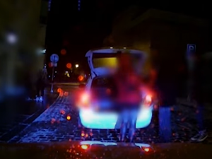 VIDEO: Taxikář nechal nastoupit trojici přebývajících pasažérů do kufru u svého auta a společně odjeli