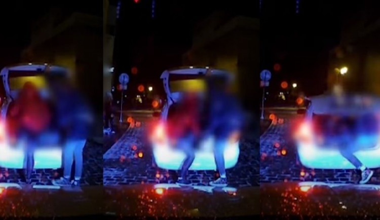 Taxikář nechal nastoupit trojici přebývajících pasažérů do zavazadlového prostoru auta a společně odjeli