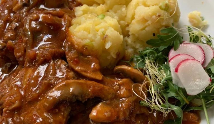 Restaurace vařily tradiční ukrajinské pokrmy, výtěžek z prodeje majitel zdvojnásobil a poslal do veřejné sbírky