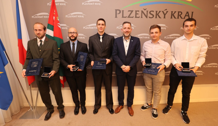 Pět statečných převzalo Cenu hejtmana Plzeňského kraje za záchranu života. Zprava Matoušek, Parlásek, hejtman, Peca, Hlaváč, Semecký