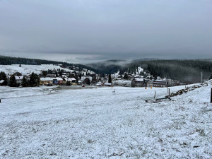 Šumavskou Kvildu ráno zasypal na sníh. Místní netrpělivě čekají na teplejší počasí, vzkázal starosta