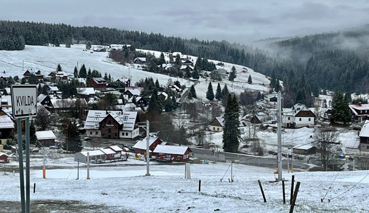 Šumavskou Kvildu ráno zasypal na sníh. Místní netrpělivě čekají na teplejší počasí, vzkázal starosta