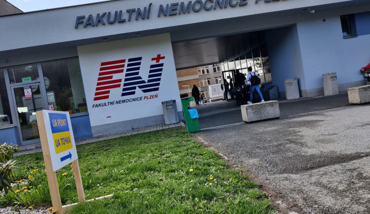 Denně přichází do fakultní nemocnice až dva ukrajinští pacienti s HIV