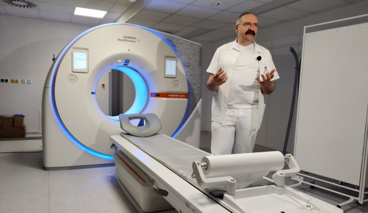 Nové CT snižuje dávku záření a zobrazuje detaily o šířce vlasu, zařízení jako první na světě otestovali v Plzni