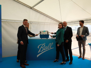 Americká společnost staví v Plzni závod na výrobu hliníkových plechovek za více než čtyři miliardy