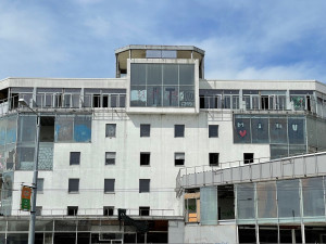 Skleněné peklo na Rokycanské je největší nepovolená stavba v Plzni hyzdící město už čtvrt století