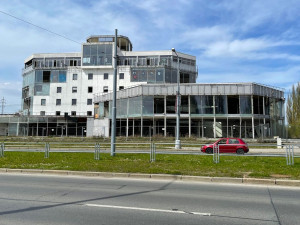 Skleněné peklo na Rokycanské je největší nepovolená stavba v Plzni hyzdící město už čtvrt století