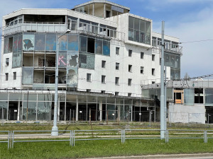 Skleněné peklo na Rokycanské je největší nepovolená stavba v Plzni hyzdící město už čtvrt století