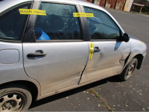 Jeden z poškozených automobilů