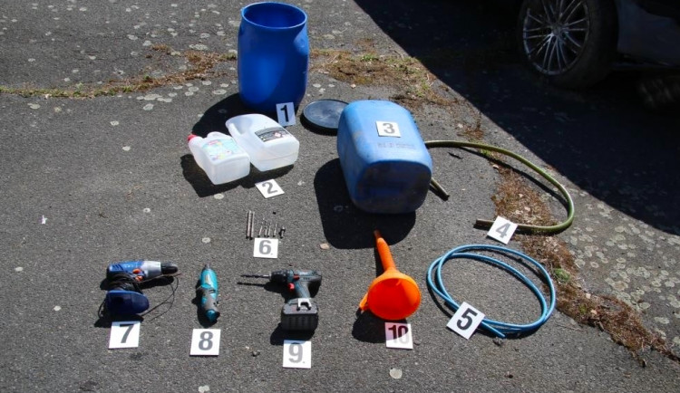 Zlodějské nádobíčko sloužící ke krádežím pohonných hmot z automobilů