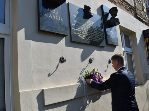 Hrdinství plzeňských občanů, kteří Jozefu Gabčíkovi a Janu Kubišovi pomáhali, uctil primátor města Plzně Pavel Šindelář položením květin u pamětních desek, na nichž jsou jejich osudy připomenuty.