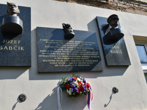Hrdinství plzeňských občanů, kteří Jozefu Gabčíkovi a Janu Kubišovi pomáhali, uctil primátor města Plzně Pavel Šindelář položením květin u pamětních desek, na nichž jsou jejich osudy připomenuty.