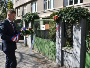 Hrdinství plzeňských občanů, kteří Jozefu Gabčíkovi a Janu Kubišovi pomáhali, uctil primátor města Plzně Pavel Šindelář položením květin u pamětních desek, na nichž jsou jejich osudy připomenuty.