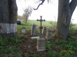 Zloděj odcizil z místa u silnice dva historické kameny, která se před lety podařilo vykopat ze země