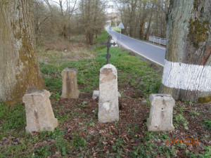 Zloděj odcizil z místa u silnice dva historické kameny, která se před lety podařilo vykopat ze země