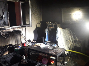 Závada na elektrokoloběžce způsobila požár bytu a 13 lidí zažilo noční evakuaci. Škoda je milion korun
