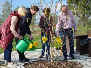 Obávané nocležiště bezdomovců plné černých skládek se proměnilo v nový park za 18 milionů korun