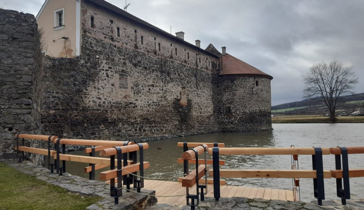 Vodní hrad Švihov otevře v neděli nový zážitkový okruh na loďkách podél hradeb