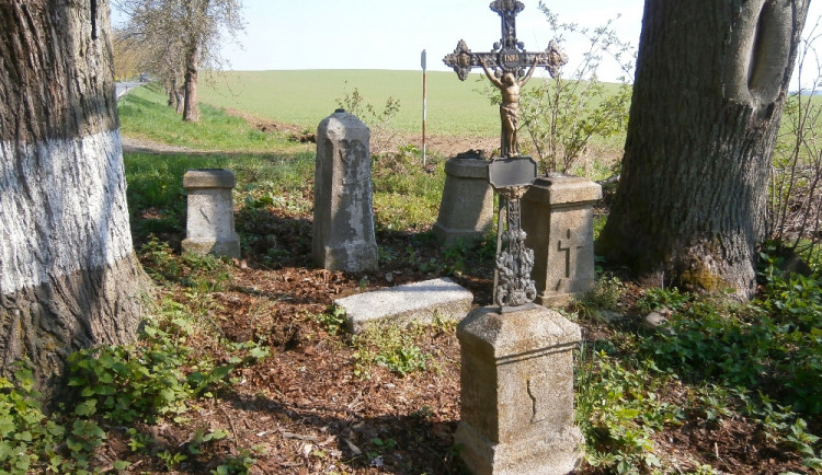 Na místě teď chybí dva historické kameny