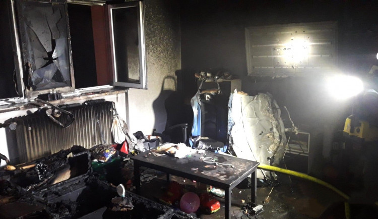 Požár bytu způsobila závada na elektrokoloběžce, škada se vyšplhala na milion korun