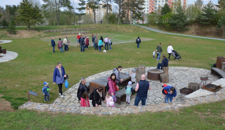 Obávané nocležiště bezdomovců plné černých skládek se proměnilo v nový park za 18 milionů korun