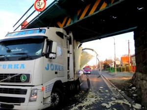 Pod viaduktem se už zasekla celá řada vozidel