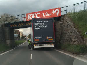 Pod viaduktem se už zasekla celá řada vozidel