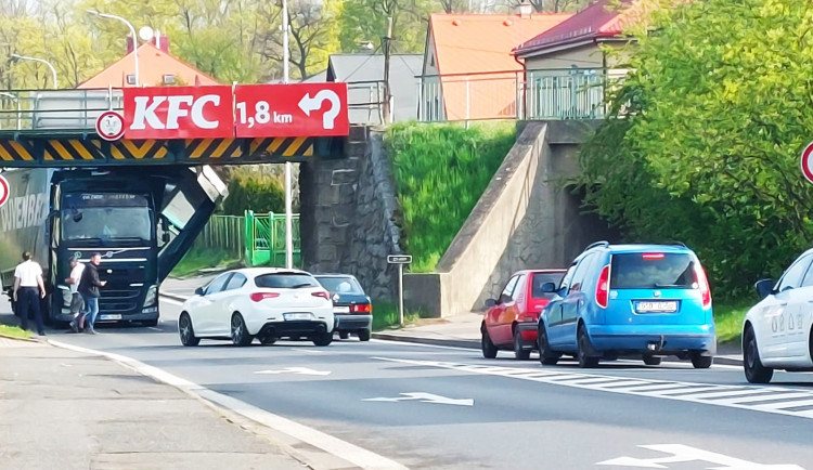 Další nepozorný řidič nechal "skalpovat" svůj kamion pod nechvalně proslulým železničním mostem