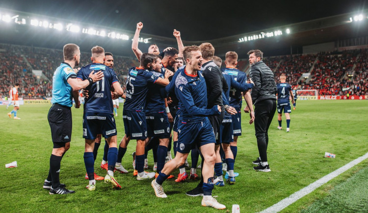 Na viktoriány přeletěla z hlediště celá řada předmětů