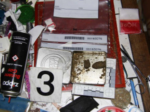 VIDEO: Policie při razii na pěstírnu konopí objevila i několik amatérsky upravených zbraní