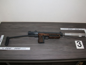 VIDEO: Policie při razii na pěstírnu konopí objevila i několik amatérsky upravených zbraní