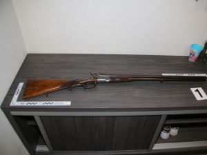 VIDEO: Policie při razii na pěstírnu konopí objevila i několik amatérsky upravených zbraní