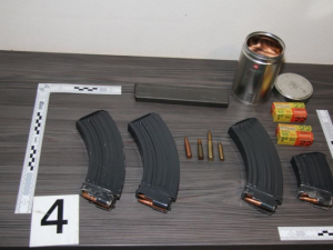 VIDEO: Policie při razii na pěstírnu konopí objevila i několik amatérsky upravených zbraní