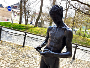 Z místa před kostelem nečekaně zmizela populární černá socha mladíka ve slipech, sledujícího mobil