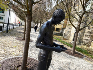 Z místa před kostelem nečekaně zmizela populární černá socha mladíka ve slipech, sledujícího mobil