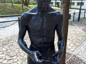 Z místa před kostelem nečekaně zmizela populární černá socha mladíka ve slipech, sledujícího mobil